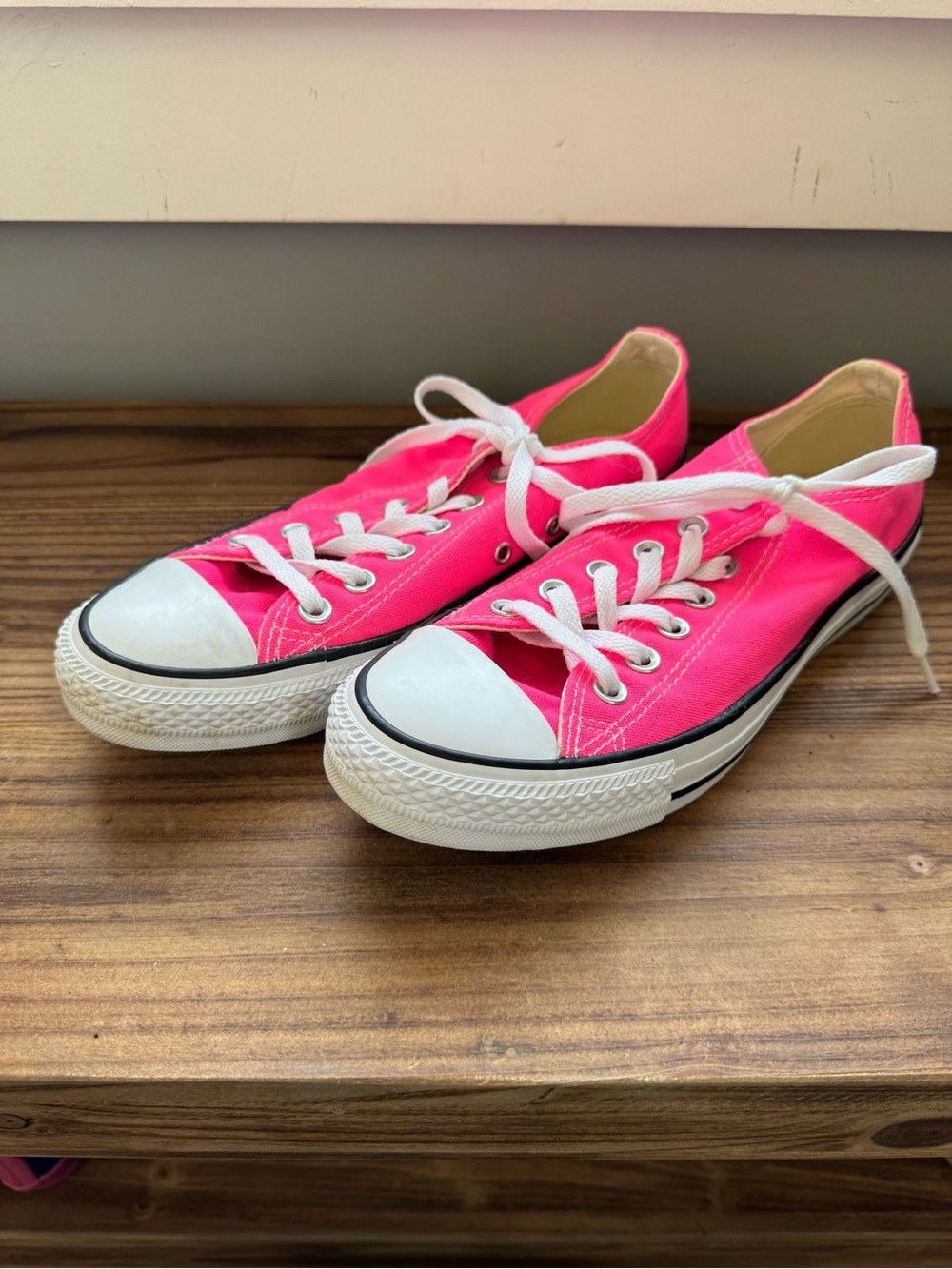Wonens Low-Top Canvas Sneakers in Bright Pink